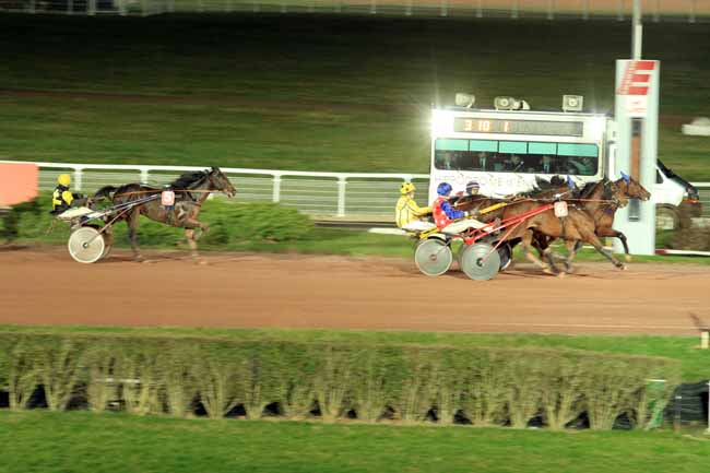 Photo d'arrivée de la course pmu PRIX CYRANO II à ENGHIEN le Lundi 27 février 2017