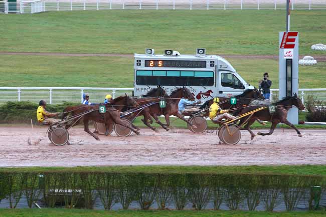 Photo d'arrivée de la course pmu PRIX DE L'ALENE D'OR à ENGHIEN le Mercredi 1 mars 2017