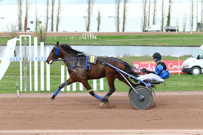 Photo d'arrivée de la course pmu PRIX DE L'AGGLOMERATION D'AGEN à AGEN LE PASSAGE le Mercredi 22 mars 2017