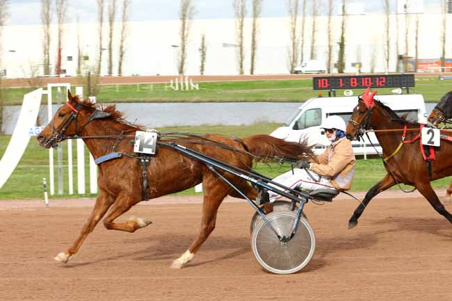 Photo d'arrivée de la course pmu PRIX JPFC - DEFENSE DE LA FILIERE CHEVAL à AGEN LE PASSAGE le Mercredi 22 mars 2017