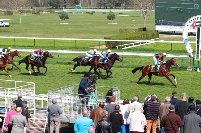 Photo d'arrivée de la course pmu PRIX DU BERVAL à COMPIEGNE le Lundi 27 mars 2017