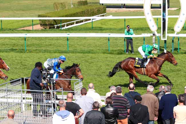 Photo d'arrivée de la course pmu PRIX DU CHATEAU DE PIERREFONDS à COMPIEGNE le Lundi 27 mars 2017