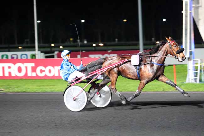 Photo d'arrivée de la course pmu PRIX IDUNNA à PARIS-VINCENNES le Vendredi 31 mars 2017