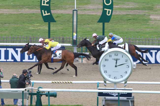 Photo d'arrivée de la course pmu PRIX DE LA PISTE RONDE à CHANTILLY le Mardi 4 avril 2017