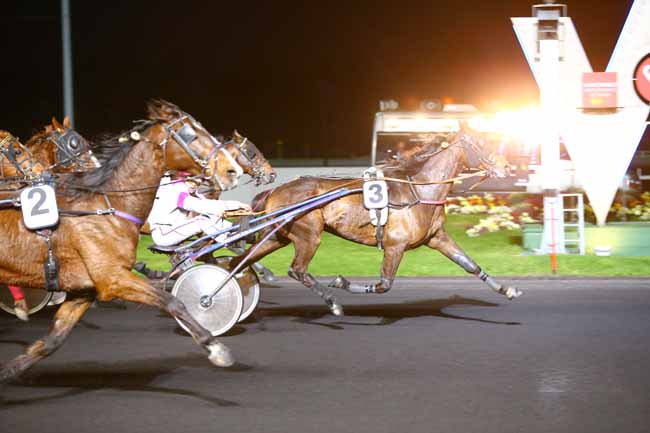 Photo d'arrivée de la course pmu PRIX ANDRE DREUX à PARIS-VINCENNES le Mardi 4 avril 2017