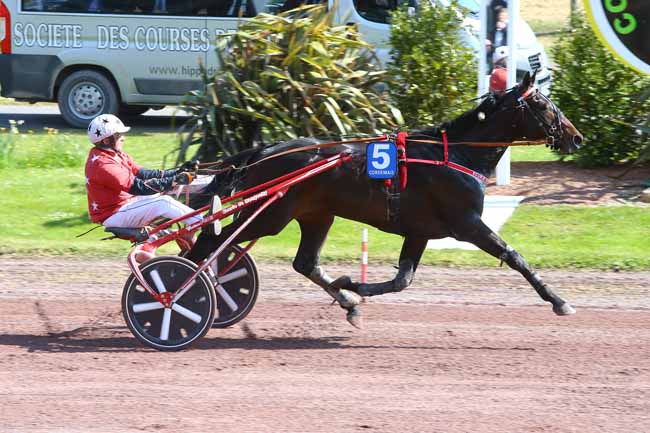 Photo d'arrivée de la course pmu PRIX DE SAINT-ETIENNE DE MONTLUC à CORDEMAIS le Mercredi 19 avril 2017