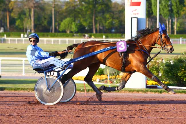 Photo d'arrivée de la course pmu PRIX ELAN IV à ENGHIEN le Jeudi 20 avril 2017