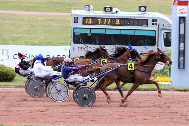 Photo d'arrivée de la course pmu PRIX DE LA VILLE DE SOISY-SOUS-MONTMORENCY à ENGHIEN le Samedi 22 avril 2017