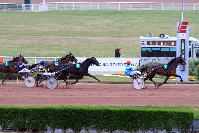 Photo d'arrivée de la course pmu PRIX DE LA VILLE D'ENGHIEN-LES-BAINS à ENGHIEN le Samedi 22 avril 2017