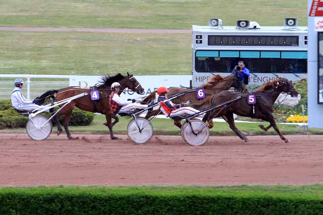Photo d'arrivée de la course pmu PRIX DE LA VILLE DE SAINT-GRATIEN à ENGHIEN le Samedi 22 avril 2017