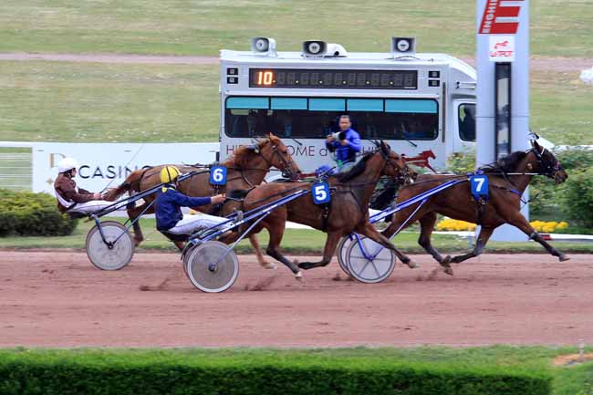 Photo d'arrivée de la course pmu PRIX IDFM RADIO ENGHIEN à ENGHIEN le Samedi 22 avril 2017