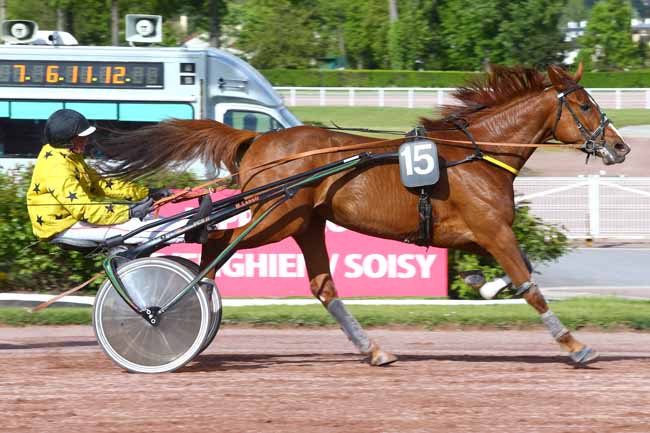 Photo d'arrivée de la course pmu PRIX DU PONT NOTRE-DAME à ENGHIEN le Lundi 1 mai 2017