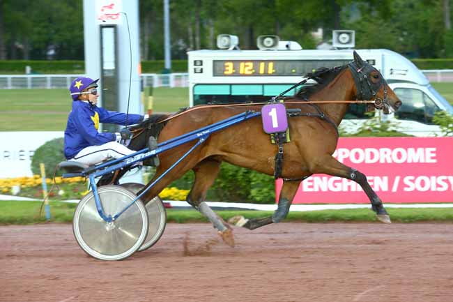 Photo d'arrivée de la course pmu PRIX DU PONT LOUIS PHILIPPE à ENGHIEN le Lundi 1 mai 2017