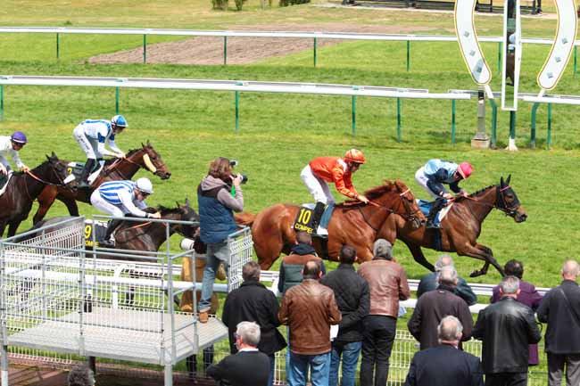 Photo d'arrivée de la course pmu PRIX DE L'EPERVIER à COMPIEGNE le Jeudi 4 mai 2017