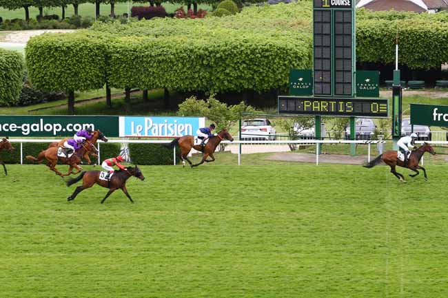 Photo d'arrivée de la course pmu PRIX DU VILLAGE à SAINT-CLOUD le Lundi 8 mai 2017