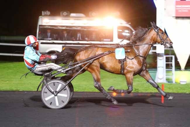 Photo d'arrivée de la course pmu PRIX BURGUNDIA à PARIS-VINCENNES le Vendredi 12 mai 2017