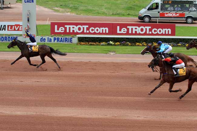 Photo d'arrivée de la course pmu PRIX CALVADOS à CAEN le Mercredi 17 mai 2017