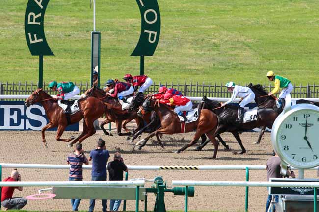 Photo d'arrivée de la course pmu PRIX DU CHATEAU NEUF à CHANTILLY le Lundi 22 mai 2017
