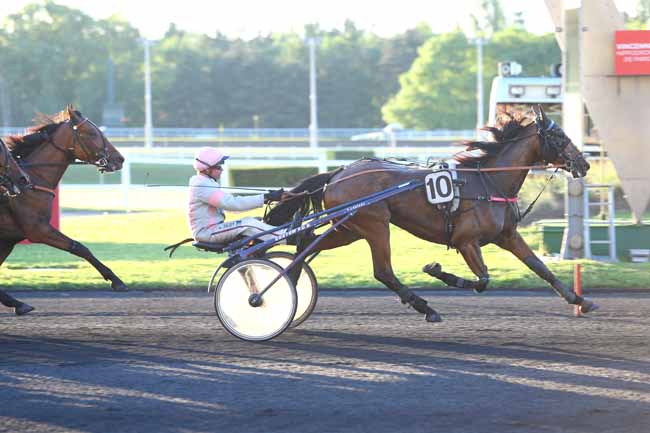 Photo d'arrivée de la course pmu PRIX OZO à PARIS-VINCENNES le Vendredi 26 mai 2017