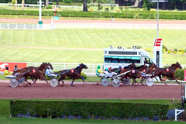 Photo d'arrivée de la course pmu PRIX DE LEVET (GR A) à ENGHIEN le Samedi 17 juin 2017