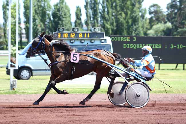 Photo d'arrivée de la course pmu PRIX DES PARCS D'ALLIER à VICHY le Lundi 19 juin 2017