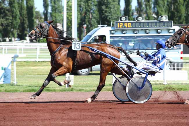 Photo d'arrivée de la course pmu PRIX ROQUEPINE (GR A) à VICHY le Lundi 19 juin 2017