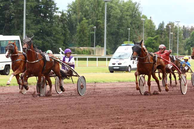 Photo d'arrivée de la course pmu PRIX DE ROCHEFORT MONTAGNE à VICHY le Jeudi 29 juin 2017