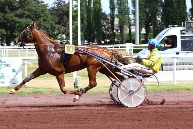 Photo d'arrivée de la course pmu PRIX DE LA SOURCE DE L'HOPITAL à VICHY le Jeudi 29 juin 2017