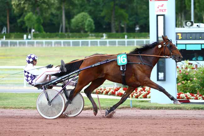 Photo d'arrivée de la course pmu PRIX DE LUNEL à ENGHIEN le Jeudi 29 juin 2017
