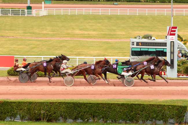 Photo d'arrivée de la course pmu PRIX DE LA PLACE DES ALPES à ENGHIEN le Samedi 1 juillet 2017