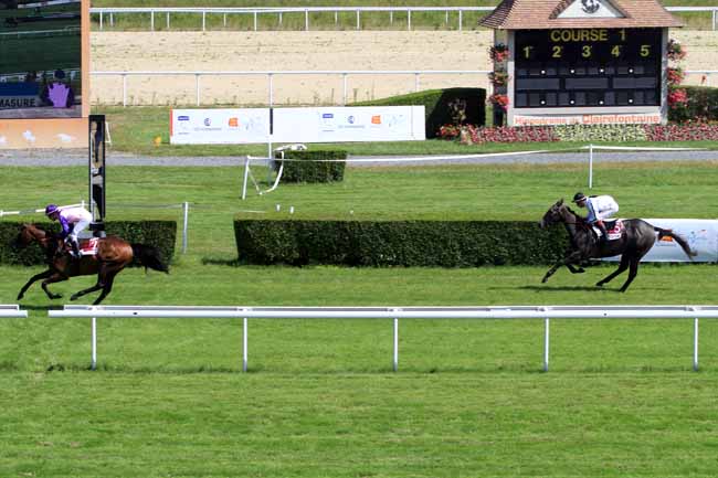 Photo d'arrivée de la course pmu PRIX DU DOUET (PELOTON A) à CLAIREFONTAINE le Mardi 4 juillet 2017
