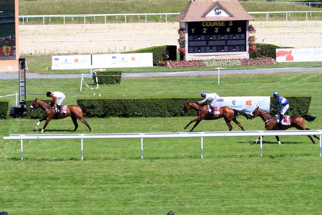 Photo d'arrivée de la course pmu PRIX DU DOUET (PELOTON B) à CLAIREFONTAINE le Mardi 4 juillet 2017