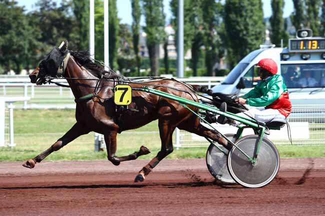 Photo d'arrivée de la course pmu PRIX DE LA SOCIETE DU CHEVAL FRANCAIS (GR A) à VICHY le Mercredi 5 juillet 2017