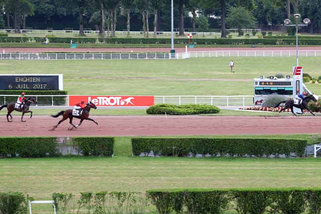 Photo d'arrivée de la course pmu PRIX DE LA PLACE DU TROCADERO à ENGHIEN le Jeudi 6 juillet 2017