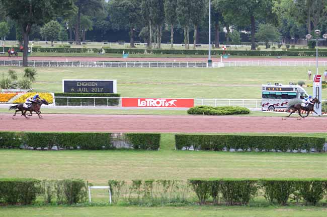 Photo d'arrivée de la course pmu PRIX DE LA PLACE SAINT-AUGUSTIN à ENGHIEN le Jeudi 6 juillet 2017