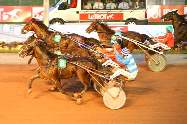 Photo d'arrivée de la course pmu PRIX DES AUBEPINES à CABOURG le Vendredi 7 juillet 2017
