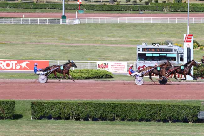 Photo d'arrivée de la course pmu PRIX DE L'ECOLE MILITAIRE à ENGHIEN le Samedi 8 juillet 2017