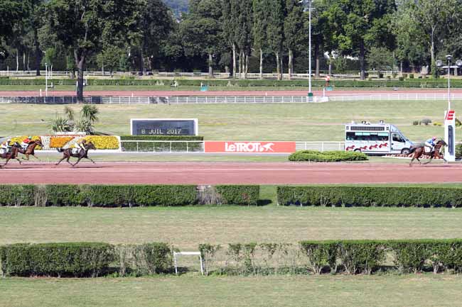 Photo d'arrivée de la course pmu PRIX D'ESTRY à ENGHIEN le Samedi 8 juillet 2017
