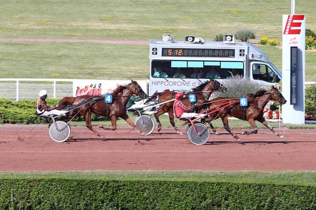 Photo d'arrivée de la course pmu PRIX DU PARC MONTSOURIS à ENGHIEN le Samedi 8 juillet 2017