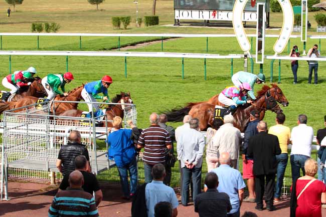 Photo d'arrivée de la course pmu PRIX DE LA THIERACHE à COMPIEGNE le Lundi 10 juillet 2017