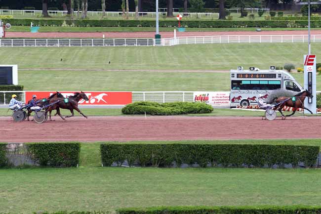 Photo d'arrivée de la course pmu PRIX D'ESCUROLLES à ENGHIEN le Jeudi 13 juillet 2017