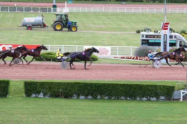 Photo d'arrivée de la course pmu PRIX DU JARDIN DES PLANTES à ENGHIEN le Jeudi 13 juillet 2017