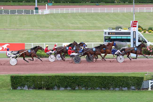 Photo d'arrivée de la course pmu PRIX DE ROCHECHOUART à ENGHIEN le Jeudi 13 juillet 2017