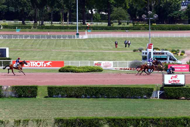 Photo d'arrivée de la course pmu PRIX D'UZERCHE à ENGHIEN le Samedi 15 juillet 2017