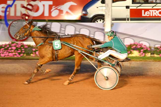 Photo d'arrivée de la course pmu PRIX DE LA VILLE DE VARAVILLE à CABOURG le Vendredi 21 juillet 2017