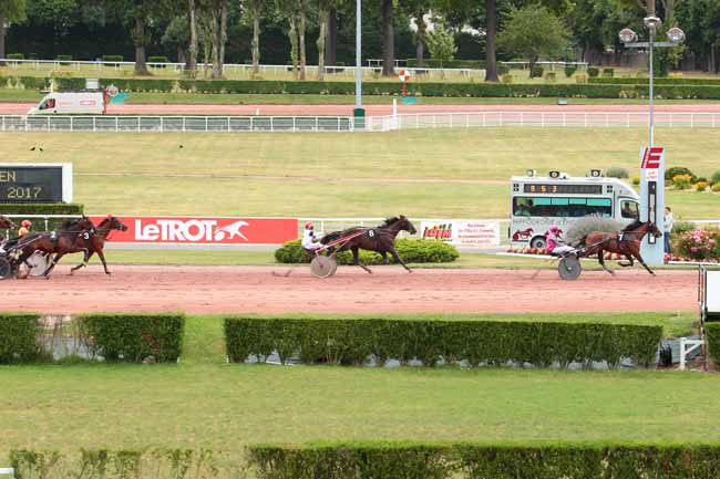 Photo d'arrivée de la course pmu PRIX DE NOTRE-DAME à ENGHIEN le Samedi 22 juillet 2017