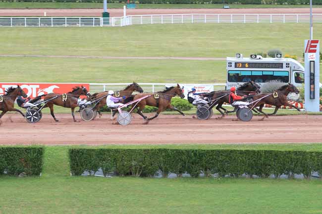 Photo d'arrivée de la course pmu PRIX DU MEDOC à ENGHIEN le Mercredi 26 juillet 2017