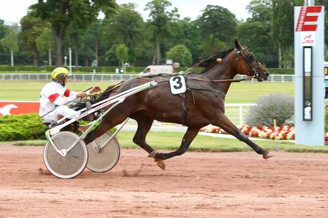 Photo d'arrivée de la course pmu PRIX DE L'INSTITUT PASTEUR à ENGHIEN le Jeudi 27 juillet 2017