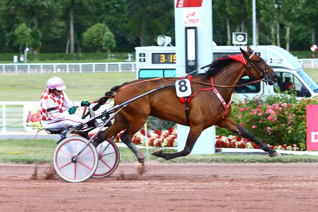 Photo d'arrivée de la course pmu PRIX DE LA BOURSE à ENGHIEN le Samedi 29 juillet 2017