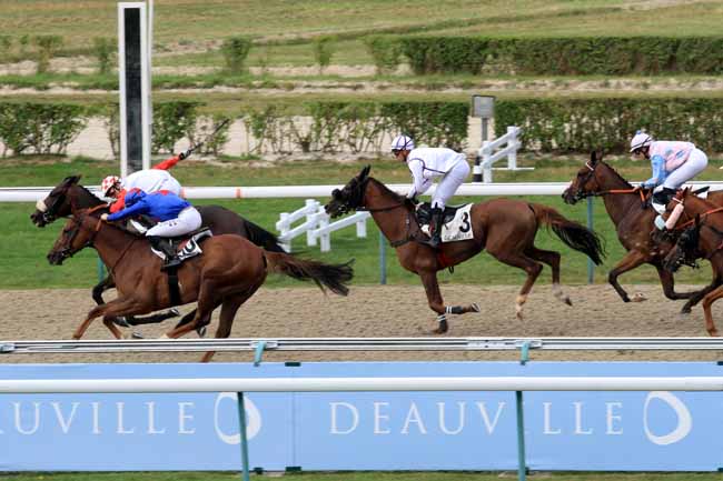 Photo d'arrivée de la course pmu PRIX DES GENTLEMEN-RIDERS ET CAVALIERES à DEAUVILLE le Dimanche 30 juillet 2017